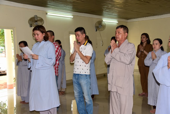 Offering the Buddha statue to Dac Phap Pagoda and releasing creatures.