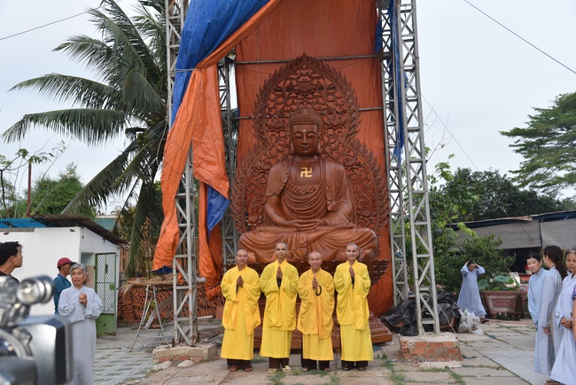 Offering the Buddha statue to Dac Phap Pagoda and releasing creatures.