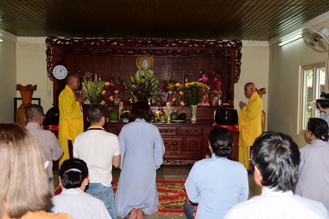 Offering the Buddha statue to Dac Phap Pagoda and releasing creatures.