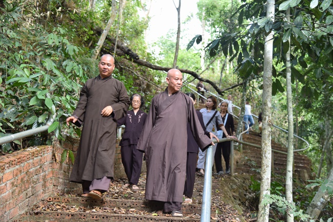 Offering the Buddha statue to Dac Phap Pagoda and releasing creatures.