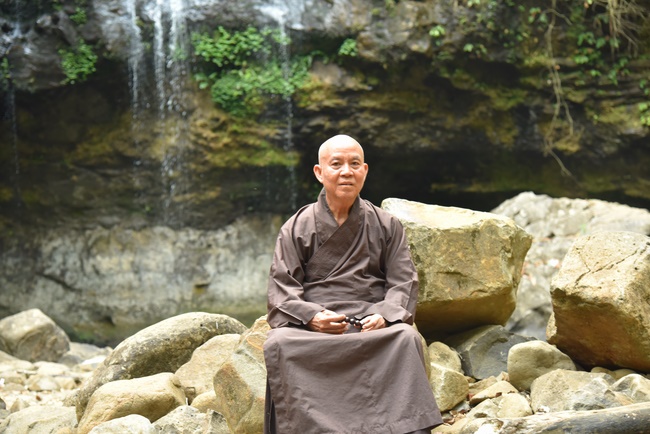Offering the Buddha statue to Dac Phap Pagoda and releasing creatures.