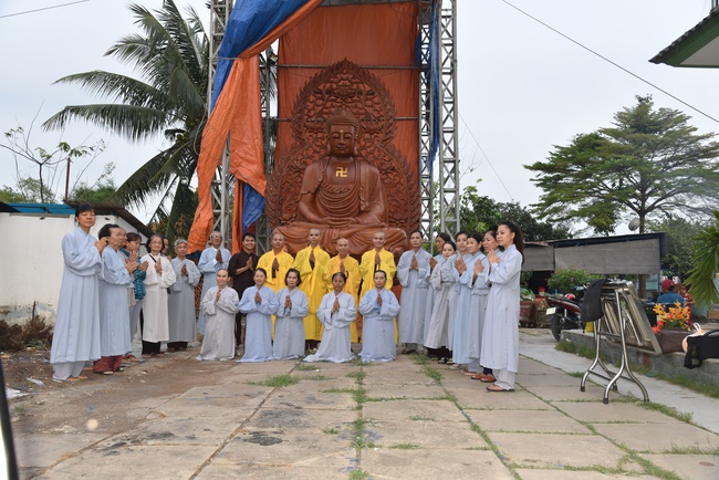 Offering the Buddha statue to Dac Phap Pagoda and releasing creatures.