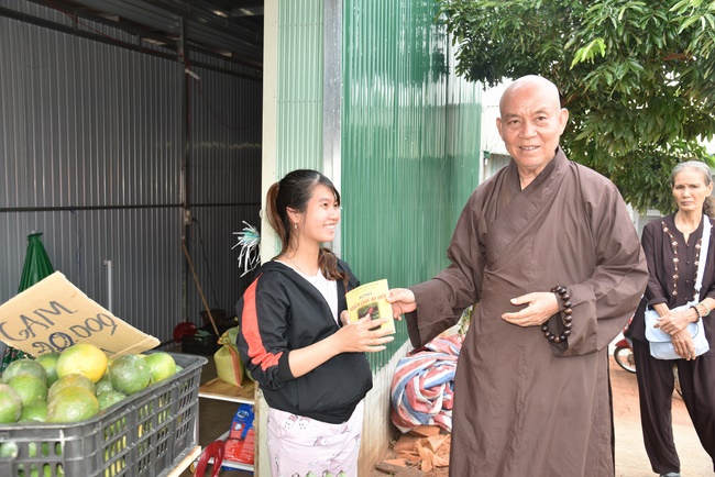 Offering the Buddha statue to Dac Phap Pagoda and releasing creatures.