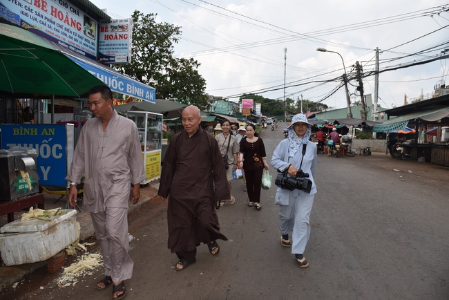 Offering the Buddha statue to Dac Phap Pagoda and releasing creatures.