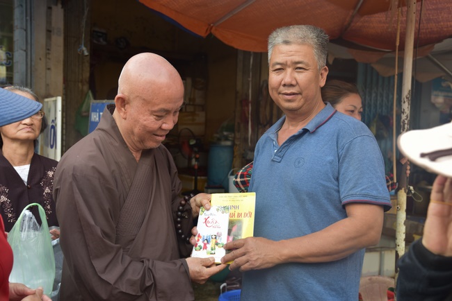 Offering the Buddha statue to Dac Phap Pagoda and releasing creatures.