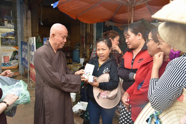 Offering the Buddha statue to Dac Phap Pagoda and releasing creatures.