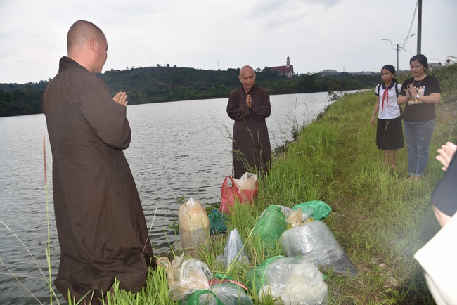 Offering the Buddha statue to Dac Phap Pagoda and releasing creatures.