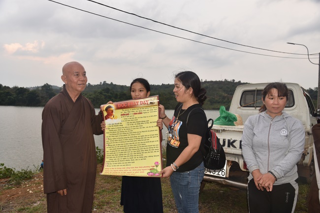 Offering the Buddha statue to Dac Phap Pagoda and releasing creatures.