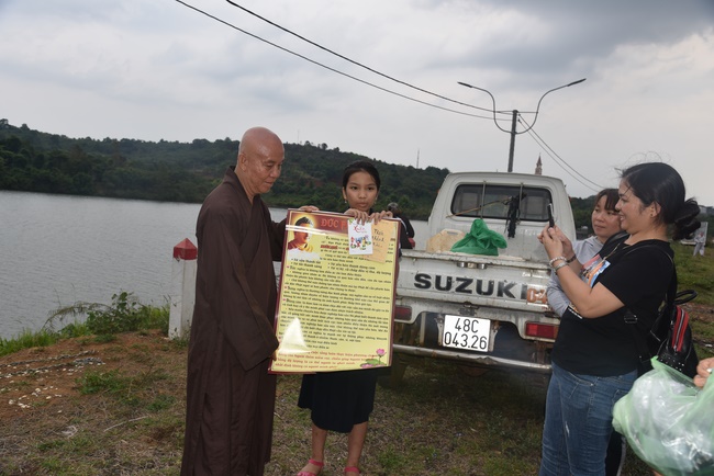 Offering the Buddha statue to Dac Phap Pagoda and releasing creatures.