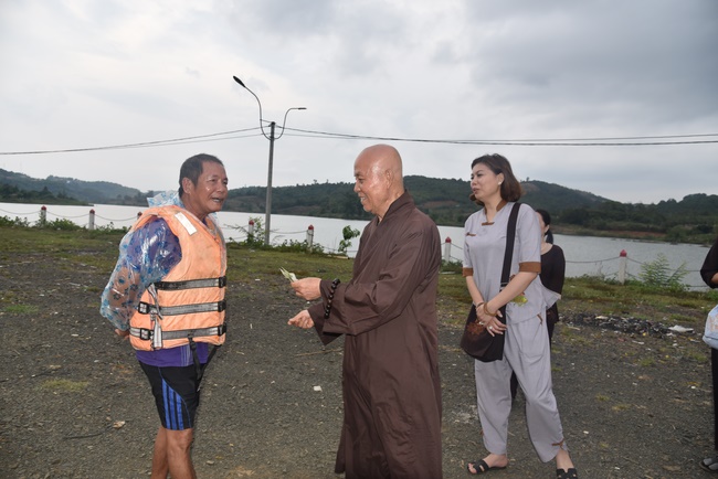 Offering the Buddha statue to Dac Phap Pagoda and releasing creatures.