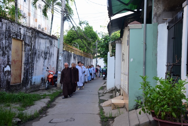 One-day reciting the Buddha's names, releasing creatures and burying in water in Can Tho
