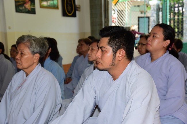 One-day reciting the Buddha's names, releasing creatures and burying in water in Can Tho