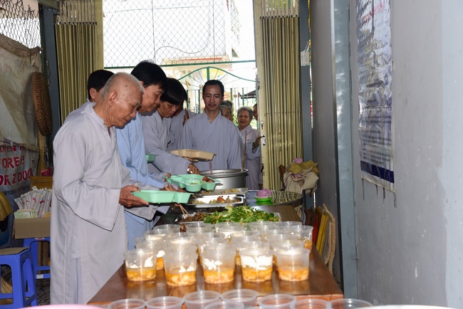 One-day reciting the Buddha's names, releasing creatures and burying in water in Can Tho
