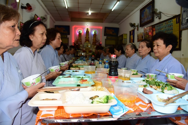 One-day reciting the Buddha's names, releasing creatures and burying in water in Can Tho