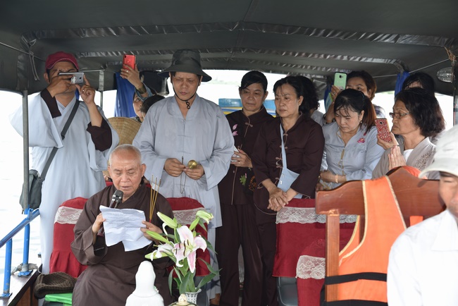 One-day reciting the Buddha's names, releasing creatures and burying in water in Can Tho
