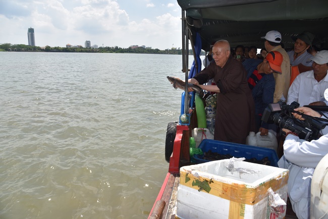 One-day reciting the Buddha's names, releasing creatures and burying in water in Can Tho