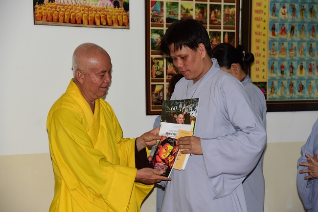 One-day reciting the Buddha's names, releasing creatures and burying in water in Can Tho