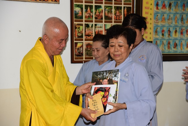 One-day reciting the Buddha's names, releasing creatures and burying in water in Can Tho