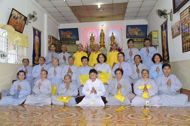 One-day reciting the Buddha's names, releasing creatures and burying in water in Can Tho