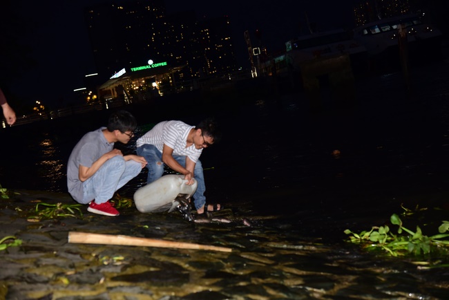 One-day reciting the Buddha's names, releasing creatures and burying in water in Can Tho