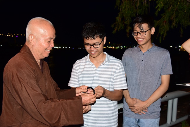 One-day reciting the Buddha's names, releasing creatures and burying in water in Can Tho