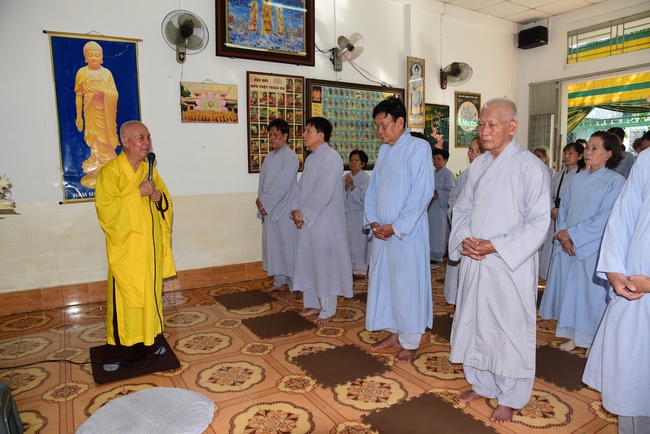 One-day reciting the Buddha's names, releasing creatures and burying in water in Can Tho