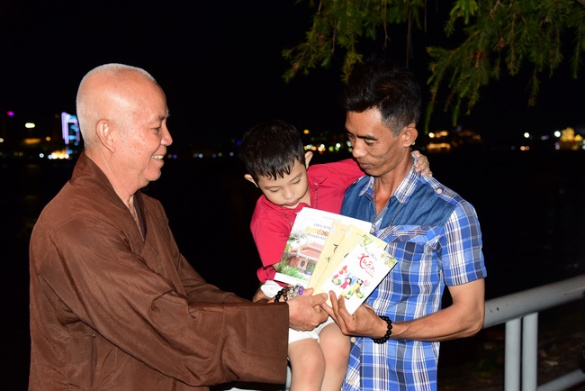 One-day reciting the Buddha's names, releasing creatures and burying in water in Can Tho