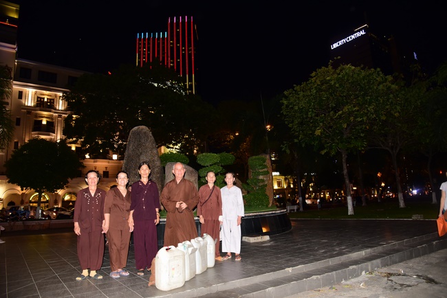 One-day reciting the Buddha's names, releasing creatures and burying in water in Can Tho