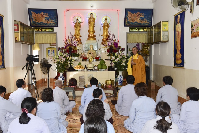 One-day reciting the Buddha's names, releasing creatures and burying in water in Can Tho