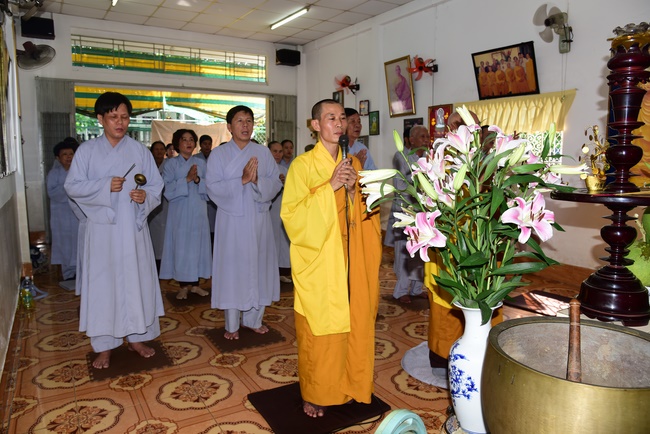 One-day reciting the Buddha's names, releasing creatures and burying in water in Can Tho