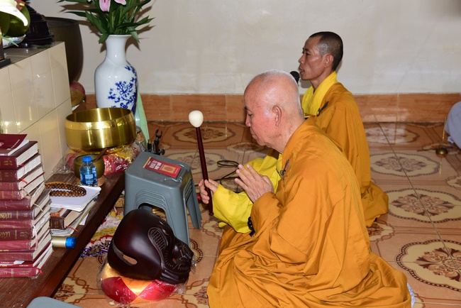One-day reciting the Buddha's names, releasing creatures and burying in water in Can Tho