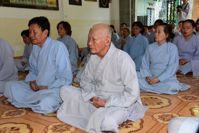 One-day reciting the Buddha's names, releasing creatures and burying in water in Can Tho