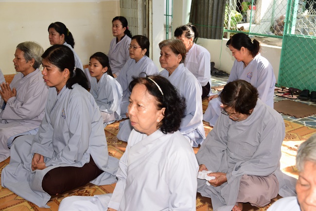 One-day reciting the Buddha's names, releasing creatures and burying in water in Can Tho