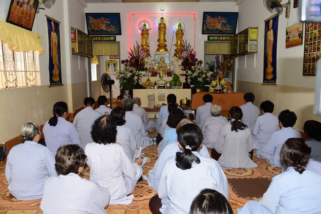 One-day reciting the Buddha's names, releasing creatures and burying in water in Can Tho