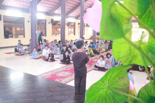 Learning how to protect the environment of 120 children at Hoa Phuc Pagoda