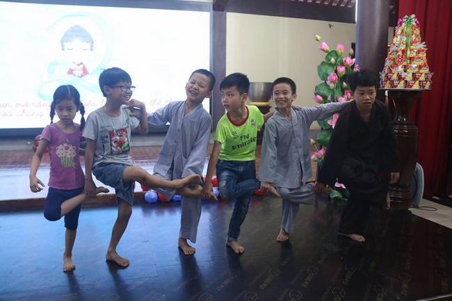 Learning how to protect the environment of 120 children at Hoa Phuc Pagoda