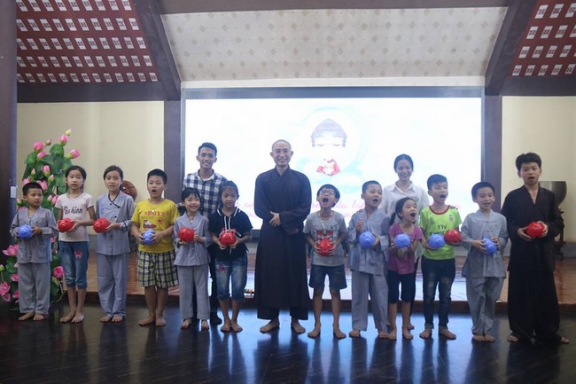 Learning how to protect the environment of 120 children at Hoa Phuc Pagoda