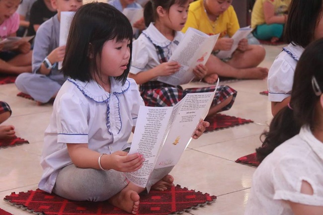 Learning how to protect the environment of 120 children at Hoa Phuc Pagoda