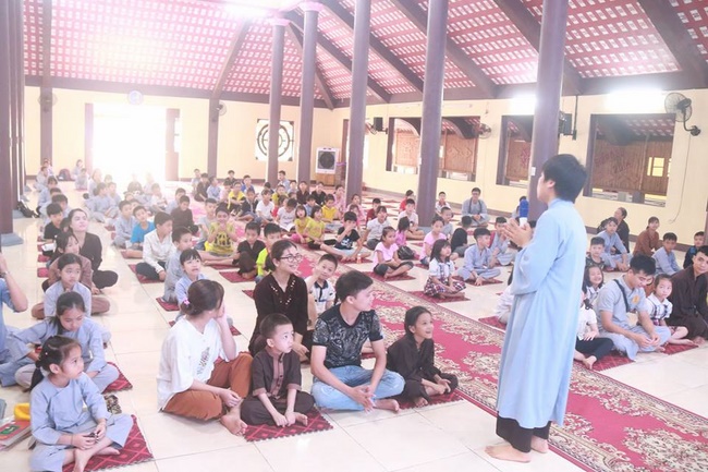 Learning how to protect the environment of 120 children at Hoa Phuc Pagoda