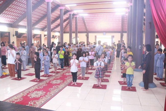 Learning how to protect the environment of 120 children at Hoa Phuc Pagoda