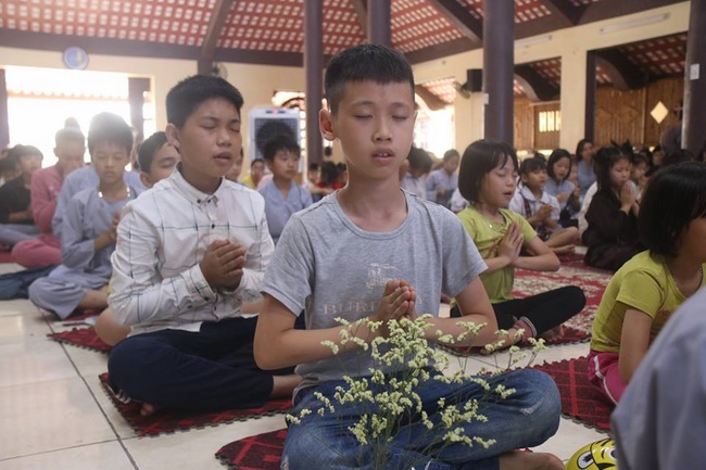 Learning how to protect the environment of 120 children at Hoa Phuc Pagoda