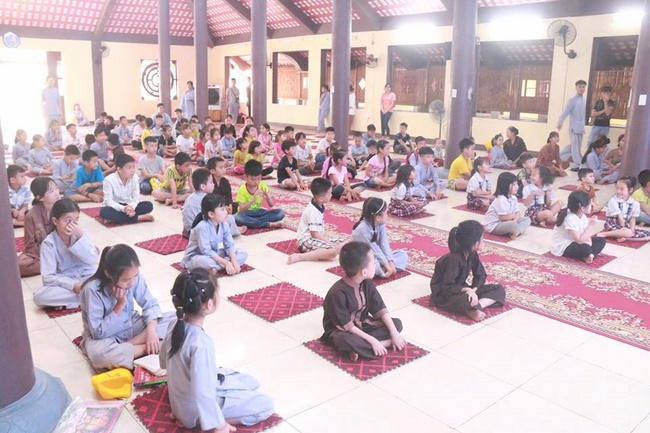 Learning how to protect the environment of 120 children at Hoa Phuc Pagoda