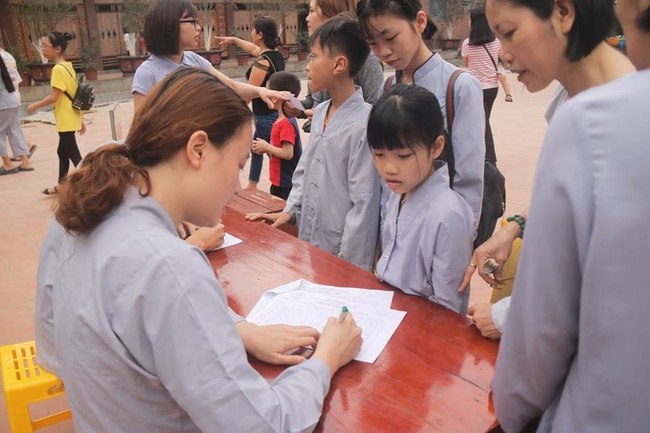 Learning how to protect the environment of 120 children at Hoa Phuc Pagoda