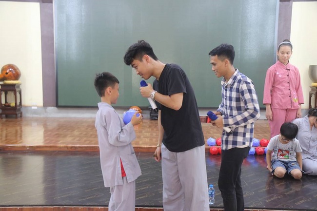 Learning how to protect the environment of 120 children at Hoa Phuc Pagoda