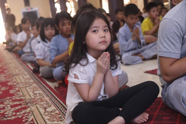 Learning how to protect the environment of 120 children at Hoa Phuc Pagoda