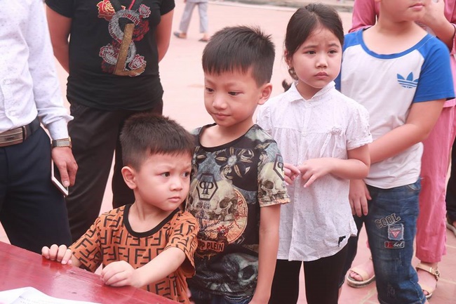 Learning how to protect the environment of 120 children at Hoa Phuc Pagoda