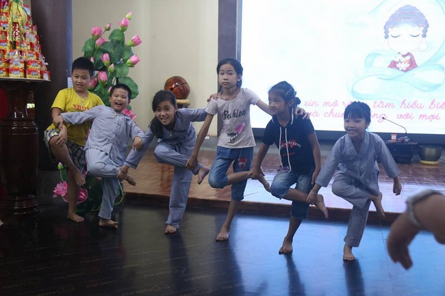 Learning how to protect the environment of 120 children at Hoa Phuc Pagoda