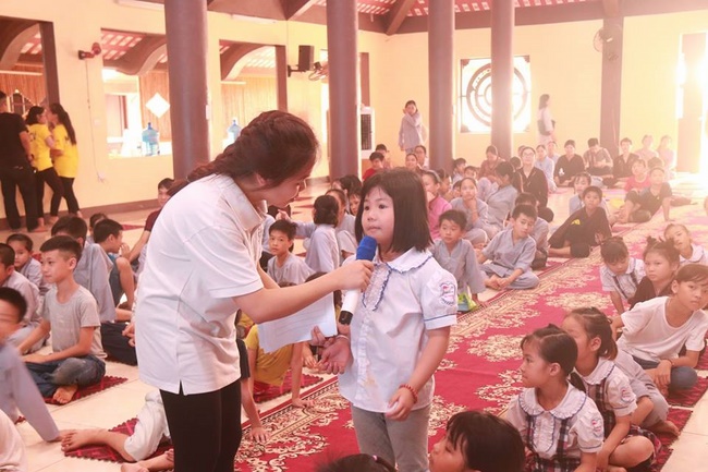 Learning how to protect the environment of 120 children at Hoa Phuc Pagoda