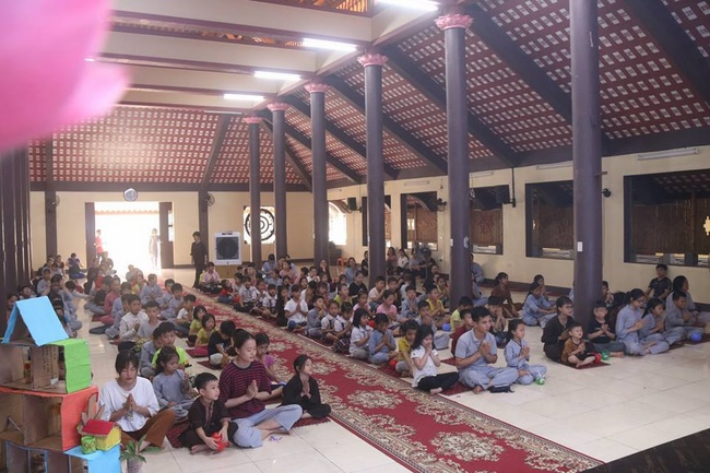 Learning how to protect the environment of 120 children at Hoa Phuc Pagoda