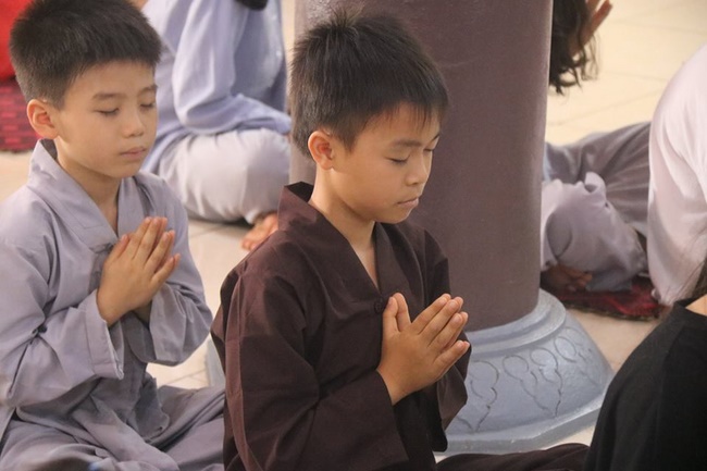 Learning how to protect the environment of 120 children at Hoa Phuc Pagoda